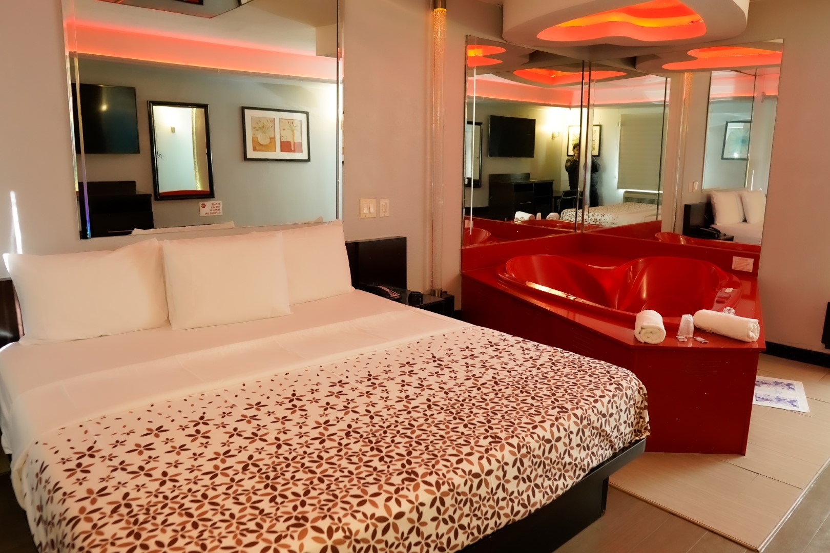 Hot Tub Room – Red